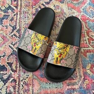 GUCCI WOMANS TIGER SUPREME SLIDES *RARE*